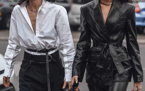 Milão Itália Fevereiro Estilo Rua Mulher Vestindo Camisa Branca Com — Fotografia de Stock