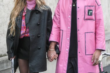 Milan, İtalya - 24 Şubat: Sokak tarzı, eşleşen çift Prada kıyafeti giyiyor.