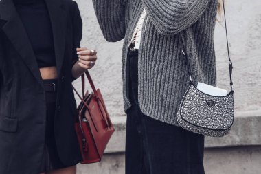 Milan, İtalya - 24 Şubat: Sokak stili, Prada giyen kadın:.