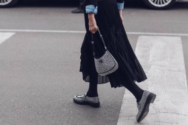Milan, İtalya - 24 Şubat: Sokak stili, Prada giyen kadın:.