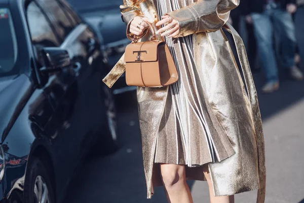 Mailand Italien Februar Straßenstil Frau Trägt Ein Beige Braunes Akkordeonhalskleid — Stockfoto