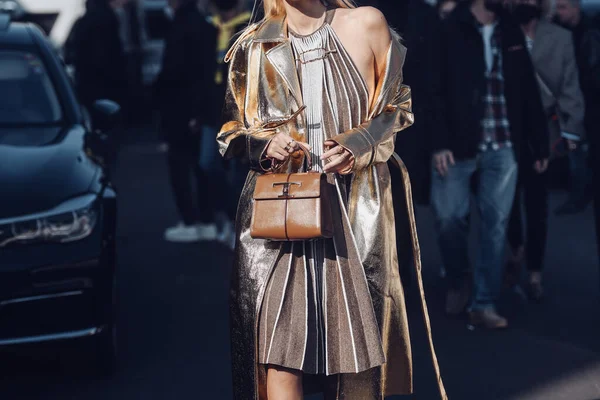 意大利米兰2月25日 街道风格 身穿米黄色和褐色手风琴领口短裙的女人 棕色闪亮的皮包 白色清漆皮革平台鞋底高跟鞋 — 图库照片