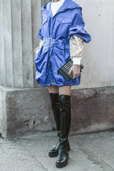ミラノ イタリア 2月25日 ストリートスタイル 青いベルトのジャケット クラッチ 膝上黒のブーツを身に着けている女性 — ストック写真