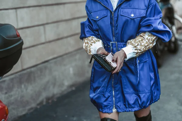 ミラノ イタリア 2月25日 ストリートスタイル 青いベルトのジャケット クラッチ 膝上黒のブーツを身に着けている女性 — ストック写真