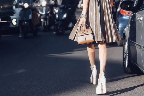ミラノ イタリア 2月25日 ストリートスタイル ベージュとブラウンのアコーディオンホルターネックのショートドレスを身に着けている女性 茶色の光沢のある革のハンドバッグ 白いニスの革のプラットフォーム唯一の高ヒールの靴 — ストック写真