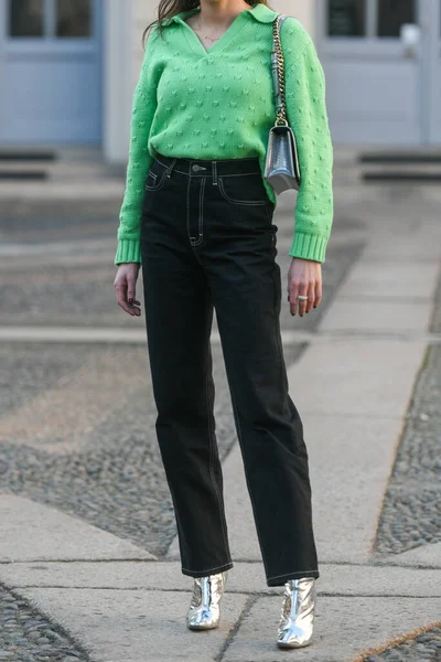 Milaan Italië Februari Straat Stijl Vrouw Met Groene Hals Polo — Stockfoto