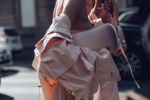 Street Style Femme Vêtue Débardeur Rose Pâle Genoux Avec Robe — Photo