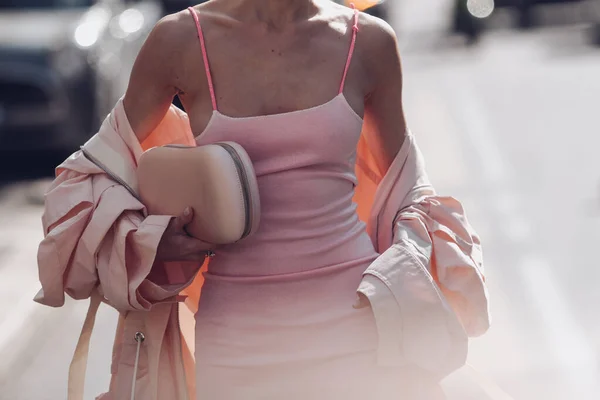 ストリートスタイル 女性は薄いピンクのタンクトップチューブ膝を身に着けている刺繍淡いピンクのミディドレス 淡いピンクの特大の長いトレンチコートとピンクのストラップサンダル — ストック写真