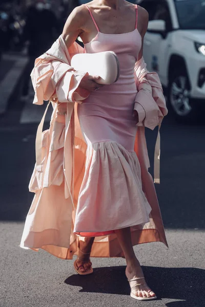 Street Style Γυναίκα Που Φοράει Ένα Απαλό Ροζ Tank Top — Φωτογραφία Αρχείου
