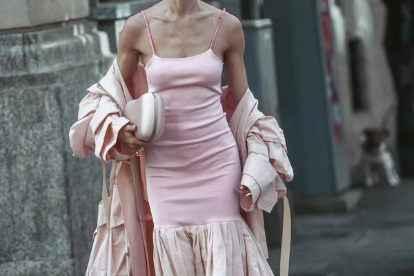Street Style Frau Trägt Ein Blassrosa Tank Top Röhrenkleid Mit — Stockfoto