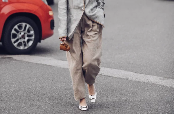 Milão Itália Fevereiro Estilo Rua Mulher Vestindo Blazer Jaqueta Prata — Fotografia de Stock