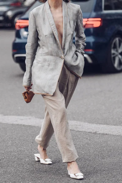 Mailand Italien Februar Straßenstil Frau Trägt Silberne Blazerjacke Beige Lange — Stockfoto