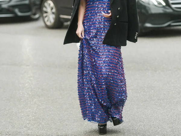 Mailand Italien Februar Straßenstil Frau Trägt Marineblaue Große Pailletten Und — Stockfoto