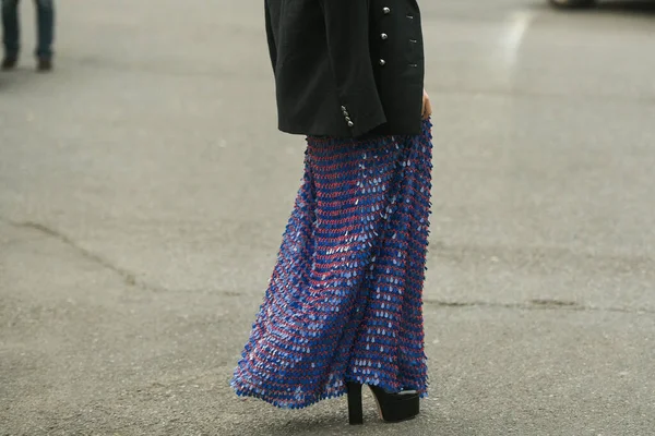 Mailand Italien Februar Straßenstil Frau Trägt Marineblaue Große Pailletten Und — Stockfoto