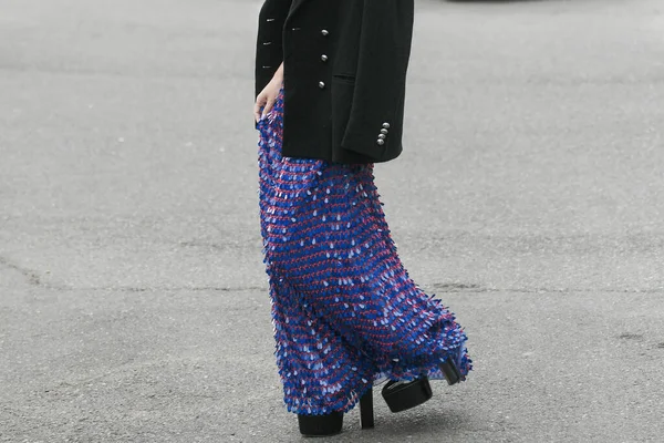 Milaan Italië Februari Straatstijl Vrouw Met Een Marine Blauwe Grote — Stockfoto