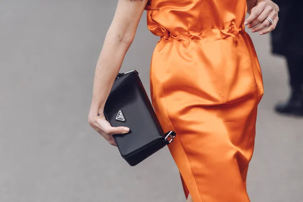 Milaan Italië Februari Straatstijl Vrouw Oranje Prada Lange Jurk Prada — Stockfoto