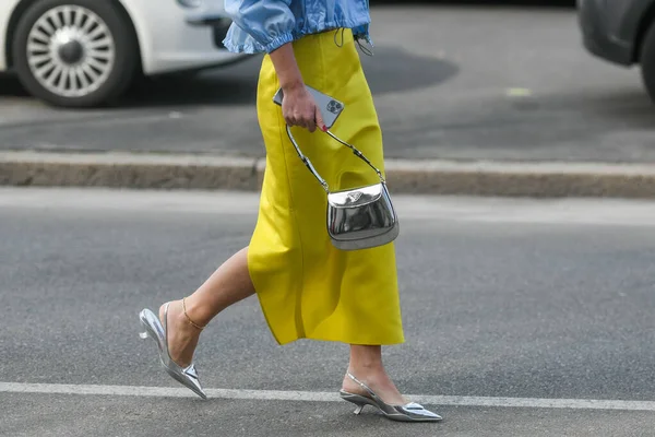 Milano Italien Februari Street Stil Kvinna Bär Prada Outfit Blå — Stockfoto