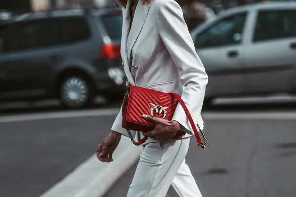 Μιλάνο Ιταλία Φεβρουάριος Street Style Γυναίκα Λευκό Κοστούμι Κόκκινη Ροζ — Φωτογραφία Αρχείου
