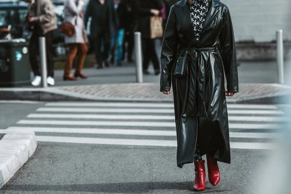 Mailand Italien Februar Straßenstil Frau Trägt Schwarz Weißen Print Anzug — Stockfoto