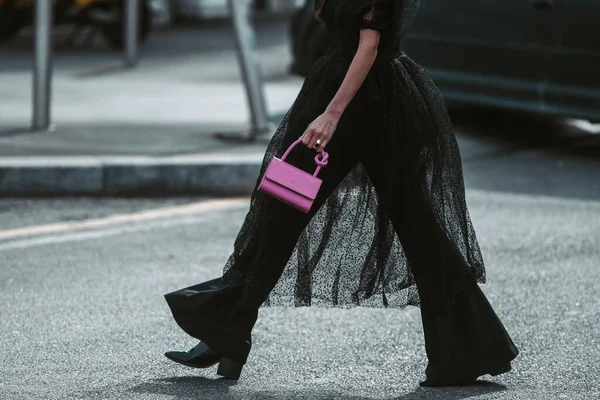 ミラノ イタリア 2月24日 ストリートスタイル 女性はパフィースリーブミディドレス 高腰黒のフレアパンツ ピンクの革ワニプリントパターンハンドバッグと黒光沢のある革のかかとの靴を身に着けている — ストック写真