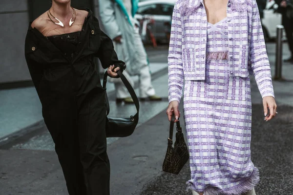 Mailand Italien Februar Straßenstil Frauen Schicker Und Modischer Kleidung — Stockfoto