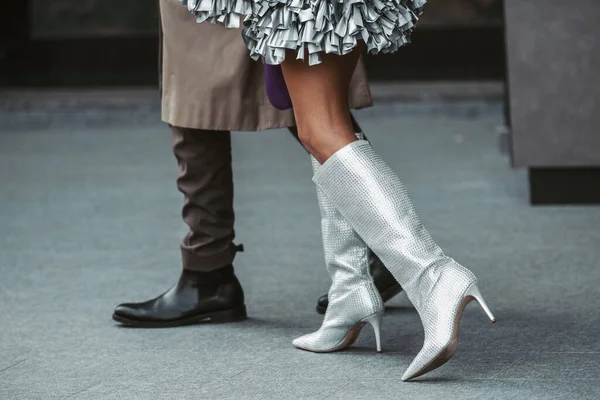 Milão Itália Fevereiro Estilo Rua Mulher Vestindo Couro Prata Brilhante — Fotografia de Stock