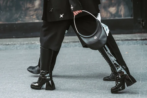 意大利米兰 2月24日 街道风格 搭配黑衣 白银配饰的夫妇 — 图库照片