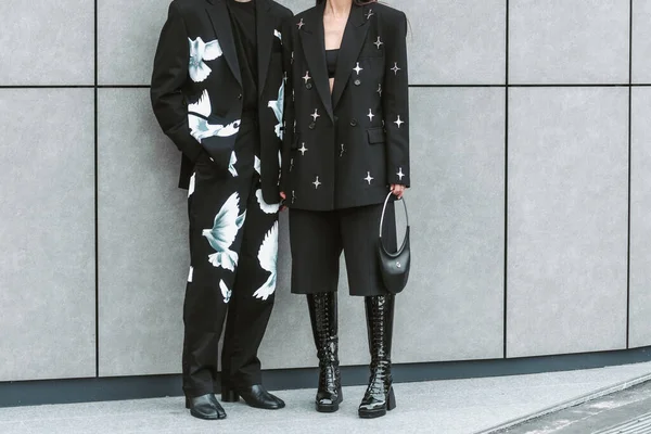 Milan Itálie Únor Street Style Odpovídající Pár Černém Oblečení Bílé — Stock fotografie