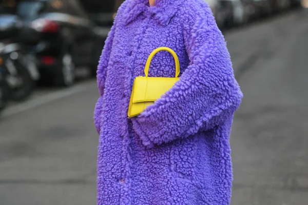 Milão Itália Fevereiro Estilo Rua Mulher Vestindo Casaco Roxo Peludo — Fotografia de Stock
