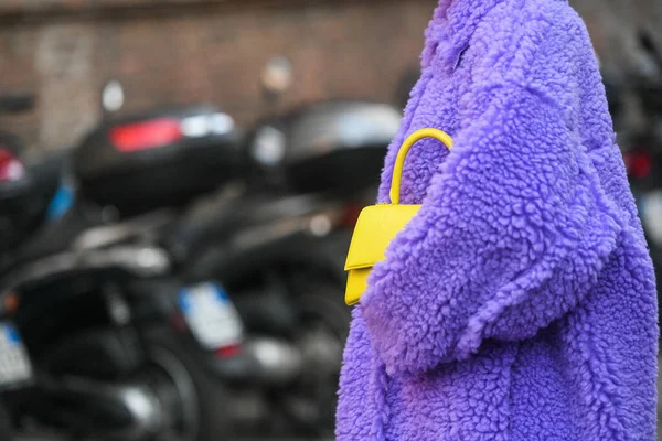 意大利米兰 2月24日 街道风格 身穿毛茸茸的紫色外套 黄包和紫色凉鞋的女人 — 图库照片