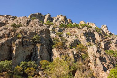 Despenaperros vadisinin dik uçurumlarına bakın. Vadinin bir noktasından görünüyor.