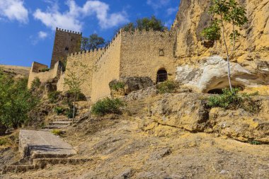 Yedra kalesinin duvarlarının yanında Cazorla kasabasının üzerinde yükseliyor.