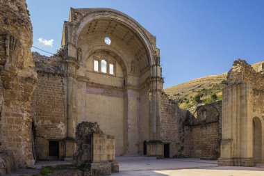 Cazorla 'daki Santa Maria kilisesinin yıkıntılarının içinde.