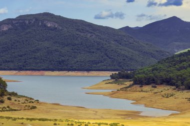 Rezervuar Tranco de Beas 'ın renkli kıyıları, görüş açısına göre Felix Rodriguez de la Fuente 