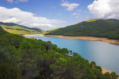 Solana de Padilla 'dan görülen Tranco de Beas rezervuarının renkli görüntüsü