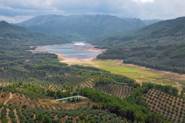 Rezervuar Tranco de Beas ve zeytin ağaçları, Hornos 'un avantajlı bir noktasından görülüyor.