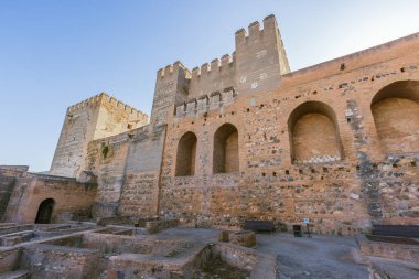 Alcazaba 'nın içinde, haraç kulesi ve askeri kışlanın kalıntıları ön planda.