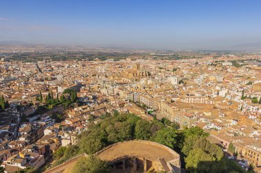 Granada 'nın batısında Katedral' le geniş bir görüş alanı var. Alcabaza 'daki Mum Kulesi' nden görülüyor.