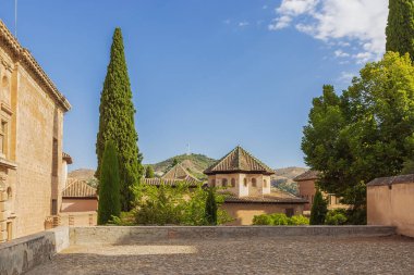 Alhambra Müzesi ve Santa Maria Kilisesi 'nin duvarları arasına bak.