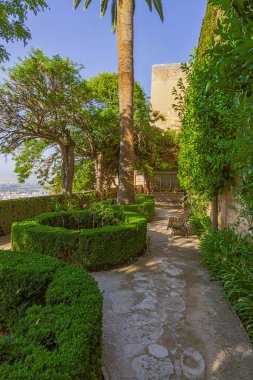 Alhambra 'daki Alcazaba' nın yanındaki Surların Bahçesi 'nin samimi manzarası.