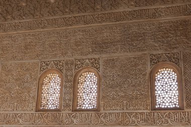 Alhambra 'daki Nasrid Sarayı' nda sıva süslemeli duvar.