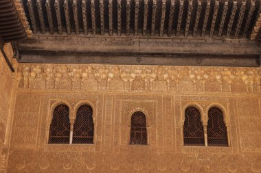 Alhambra 'daki Nasrid saraylarında zengin dekore edilmiş duvar ve çatı yapısı.