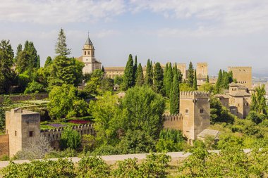Alhambra 'nın gözetleme kuleleri, Generalife' e giden yoldan görüldü.