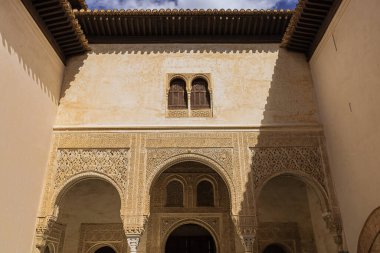 Alhambra 'daki Nasrid Sarayı' ndaki Patio del Mexico 'nun zengin dekore edilmiş üst kısmı.