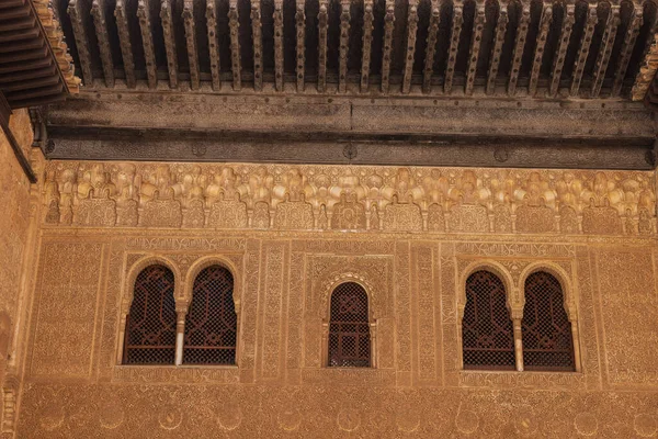 Alhambra Daki Nasrid Saraylarında Zengin Dekore Edilmiş Duvar Çatı Yapısı — Stok fotoğraf