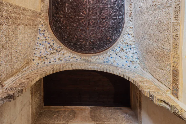 Потолок Арка Комнате Mexuar Насридских Дворцах Альгамбре — стоковое фото
