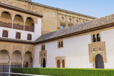 Alhambra 'daki Nasrid Sarayı' ndaki Patio del Mexico 'nun yan görüntüsü.
