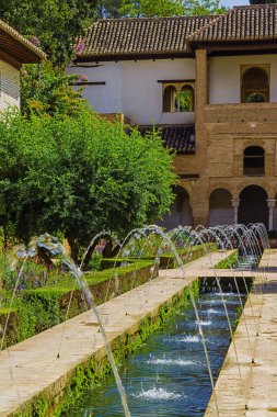 Generalife 'deki bir bahçedeki çeşmeler, Granada Emirliği' nin Nasrid yöneticilerinin yazlık sarayı ve kır mülkü.