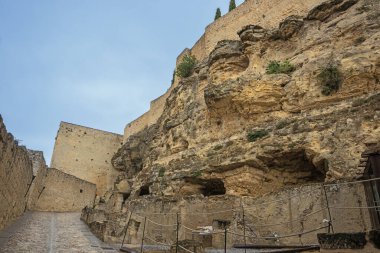 La Mota Kalesi 'nin dış duvarları, Alcala la Real' in üzerindeki büyük duvarlı bir duvar.