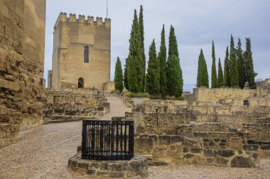 La Mota Kalesi 'ndeki Haraç Kulesi' ne yaklaşıyoruz. Alcala la Real 'in üzerinde büyük bir duvar örülmüş.